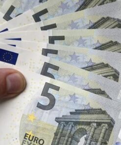 Nos billets de 5 euros duplicata sont fabriqués avec des matériaux de qualité supérieure, offrant une finition impeccable qui ressemblera à s'y méprendre à un vrai billet de banque.